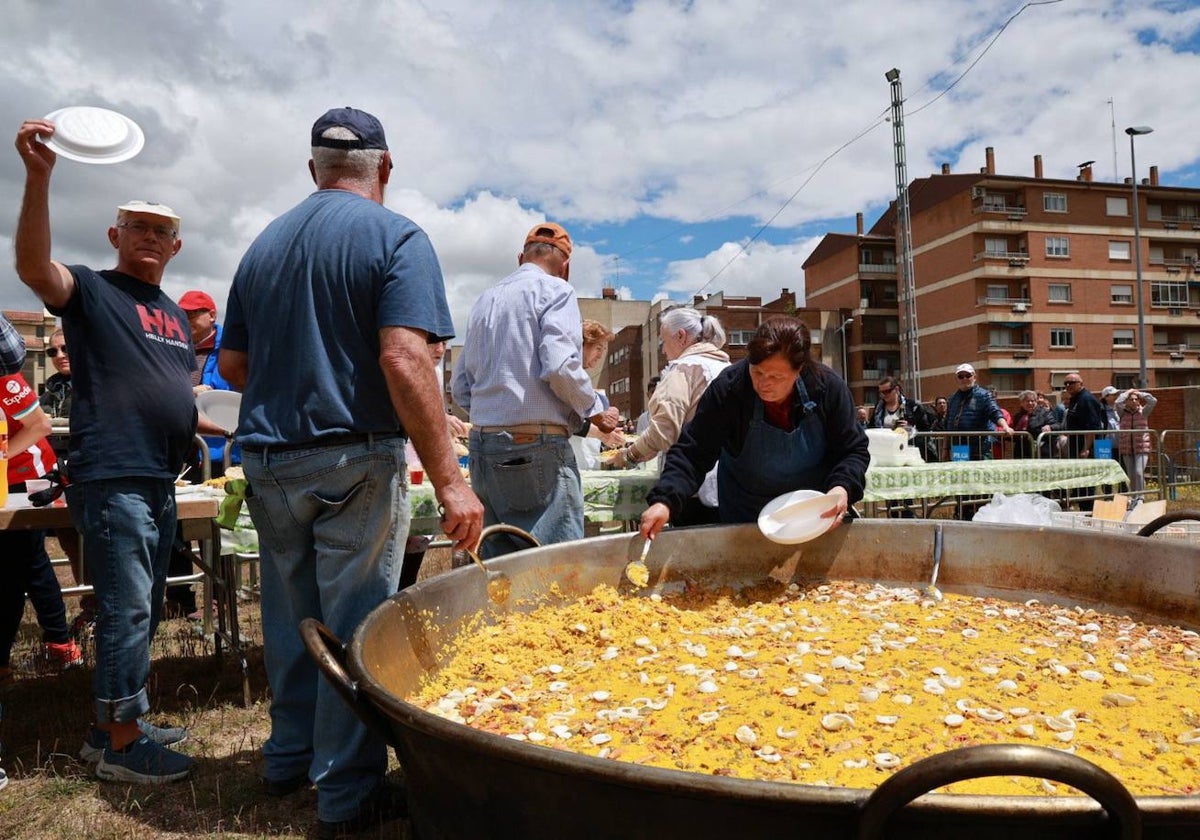 Los vecinos de San José disfrutan de sus fiestas con una gran paella